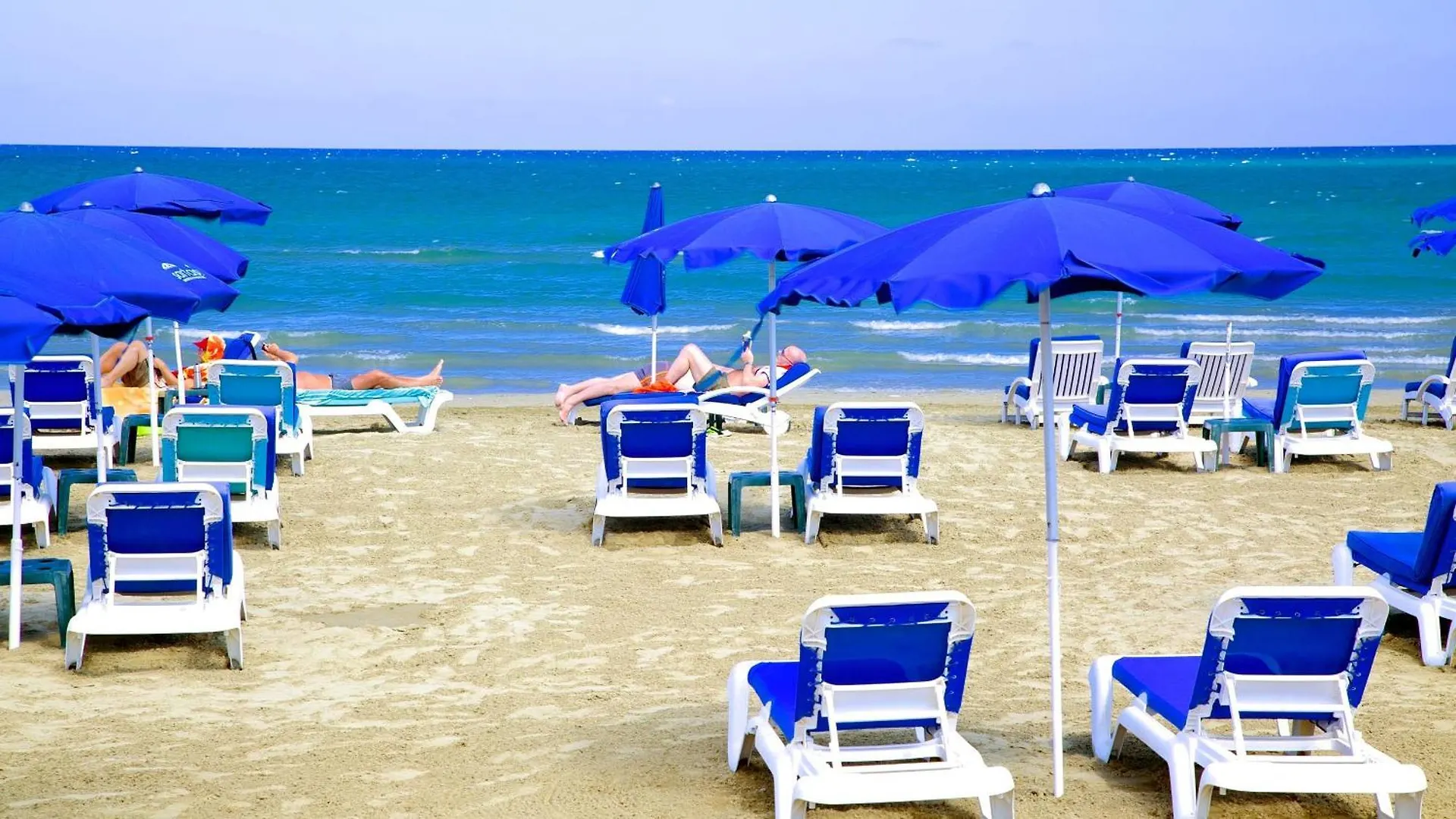 Spacious Larnaca Beach Apartment